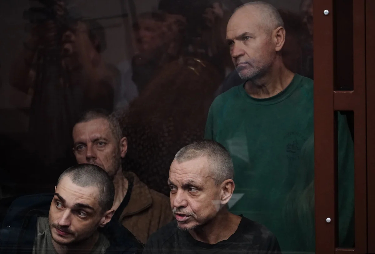 Олег Жарков вместе с другими военнопленными во время заседания суда, Ростов-на-Дону, 14 июня 2023 года. Фото: EPA