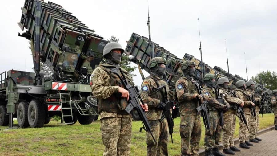 German and Ukrainian soldiers stand in front of Patriot anti-aircraft missile systems during the visit of Ukrainian President Volodymyr Zelensky to a military training area in Germany, 11 June 2024. Photo: EPA-EFE/JENS BUETTNER / POOL