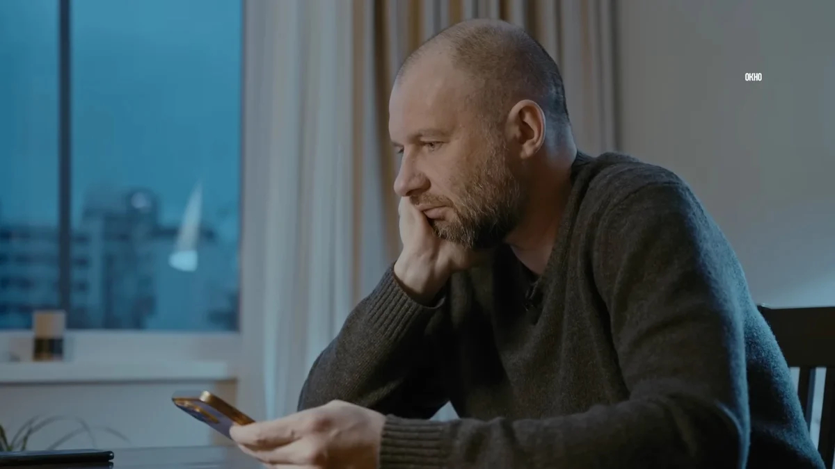 Андрей Лошак общается по телефону с единственным оставшимся в России героем предыдущего фильма из тульского штаба Навального. Кадр: Андрей Лошак / Настоящее Время. Док / YouTube