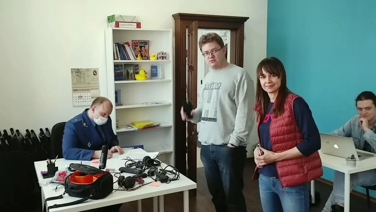Ксения Фадеева с сторонниками Навального и прокурором в томском штабе. Кадр: Андрей Лошак / Настоящее Время. Док / YouTube