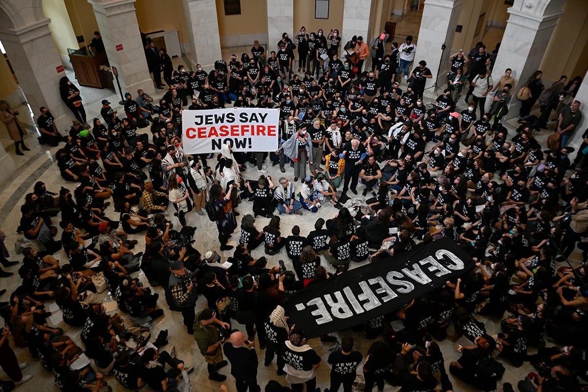 Протестующие в здании Капитолия, 18 октября 2023 г. Фото: Celal Gunes/Anadolu / Getty Images