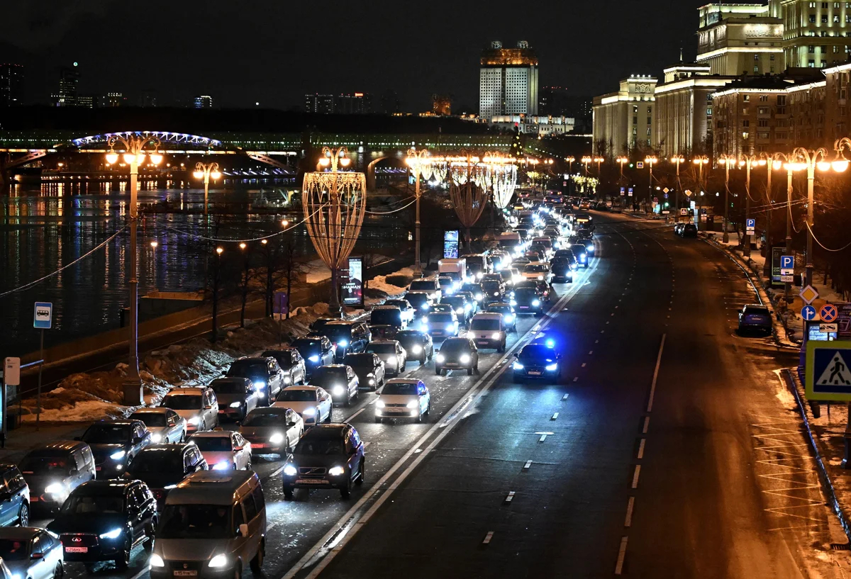 Автомобиль с мигалками объезжает пробку на набережной Москва-реки, 26 декабря 2022 года. Фото: Александр Миридонов / Коммерсантъ / Sipa USA / Vida Press