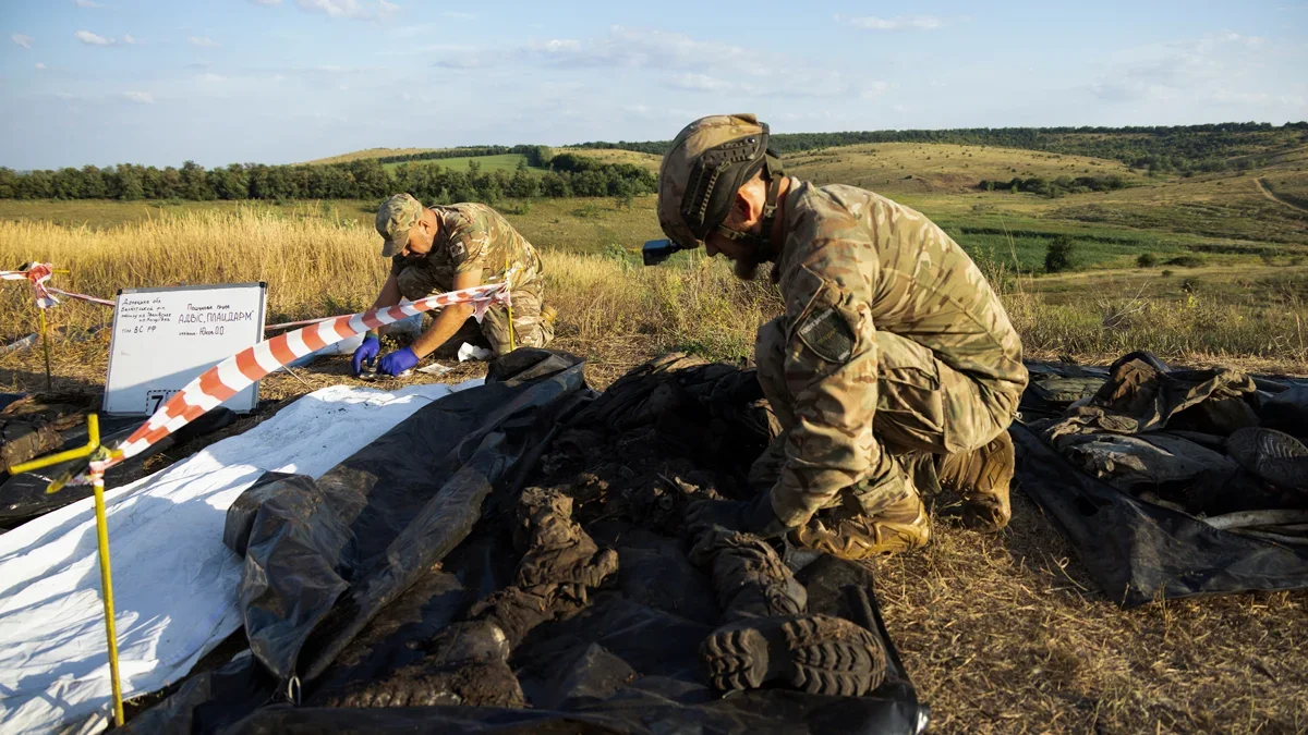 Members of a Ukrainian search team transport the remains of Russian soldiers near the front line near Bakhmut in the Donetsk region on 1 August 2024. Photo: Nikoletta Stoyanova / EPA