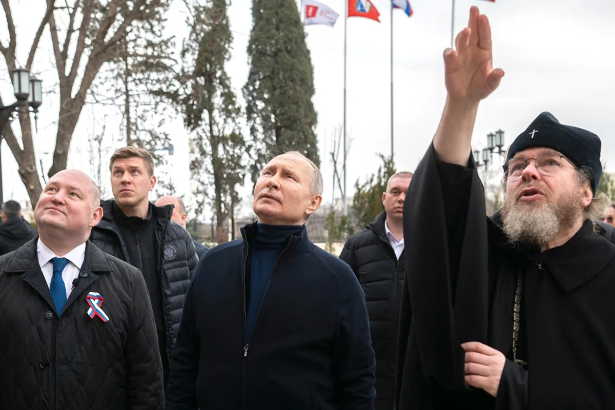Владимир Путин с губернатором Севастополя Михаилом Развожаевым (слева) и митрополитом Тихоном (Шевкуновым) во время посещения историко-археологического парка «Херсонес Таврический» 18 марта 2023 года. Фото: Анна Садовникова / Kremlin