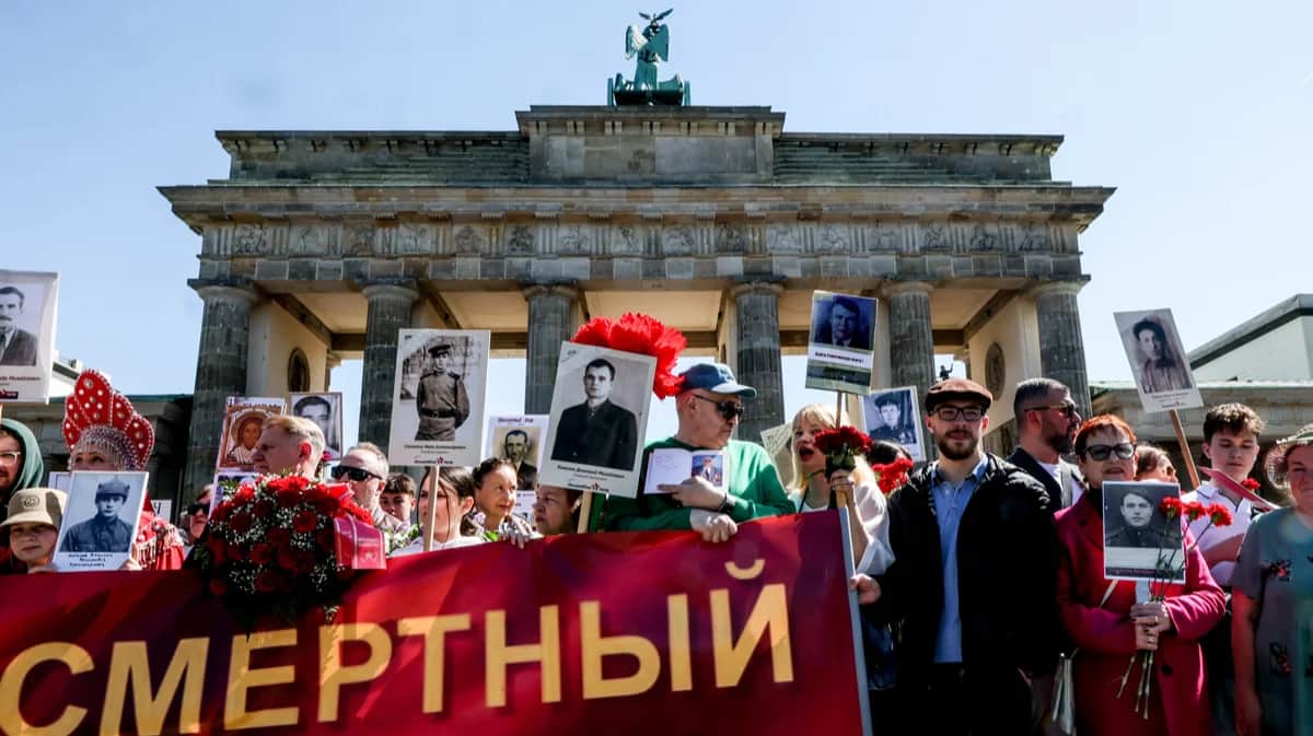 Участники марша направляются к Советскому военному мемориалу в парке Тиргартен во время церемонии памяти павших советских солдат Второй мировой войны, Берлин, 9 мая 2025 года. Фото: Filip Singer / EPA