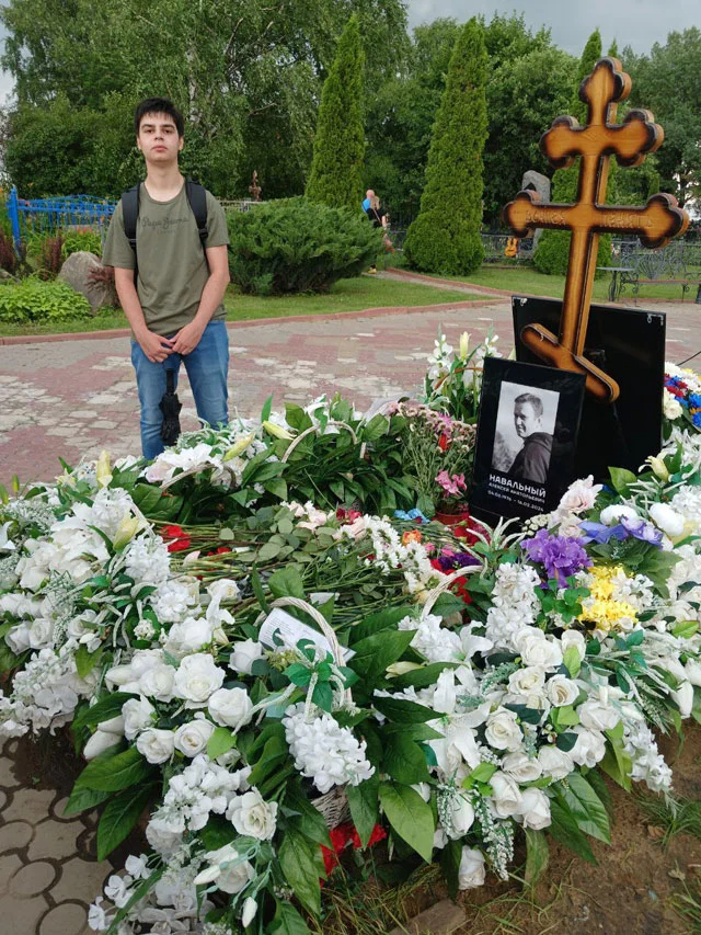 Arseny Turbin visiting Russian opposition leader Alexey Navalny’s grave in Moscow. Photo: Novaya Gazeta Kazakhstan
