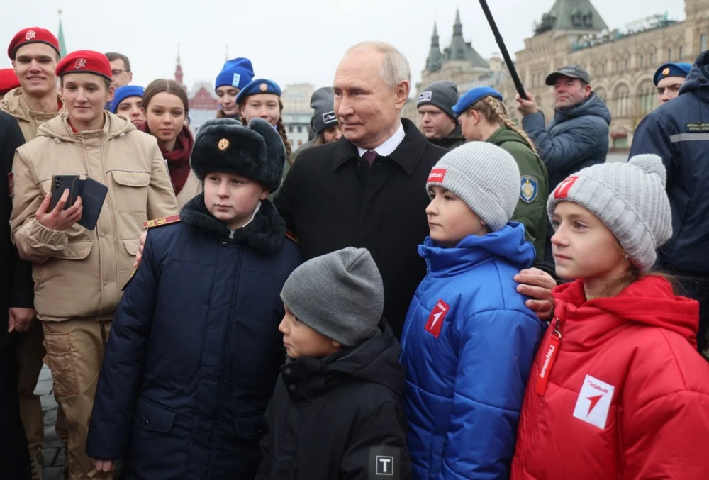 Vladimir Putin poses for a photo with members of youth organisations on Moscow’s Red Square, 4 November 2023. Photo: EPA / GAVRIIL GRIGOROV / KREMLIN
