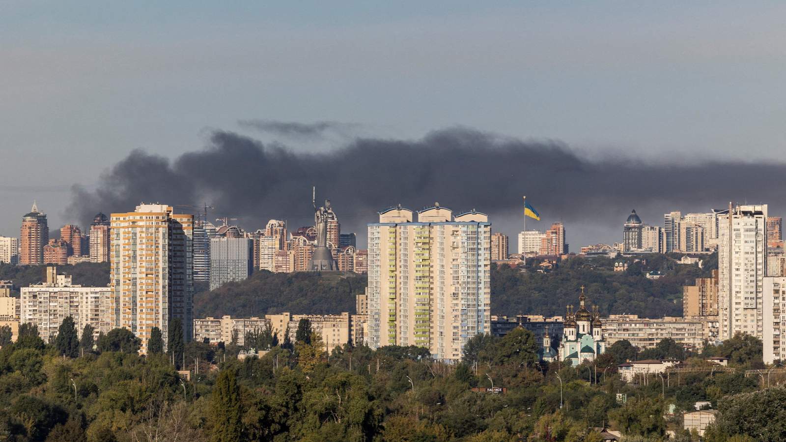 Густые клубы дыма поднимаются над городом после российского удара. Киев, Украина. 26 сентября 2026 года. Фото: Vladyslav Sodel / Reuters / Scanpix / LETA