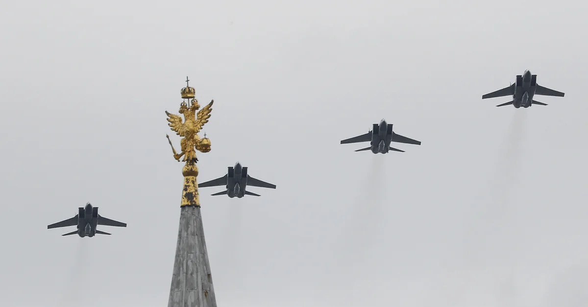 Российские истребители Миг-31 выступают над Красной площадью во время воздушного парада в честь Дня Победы над Красной площадью в Москве, Россия, 9 мая 2020 года. Фото: Сергей Чириков / EPA