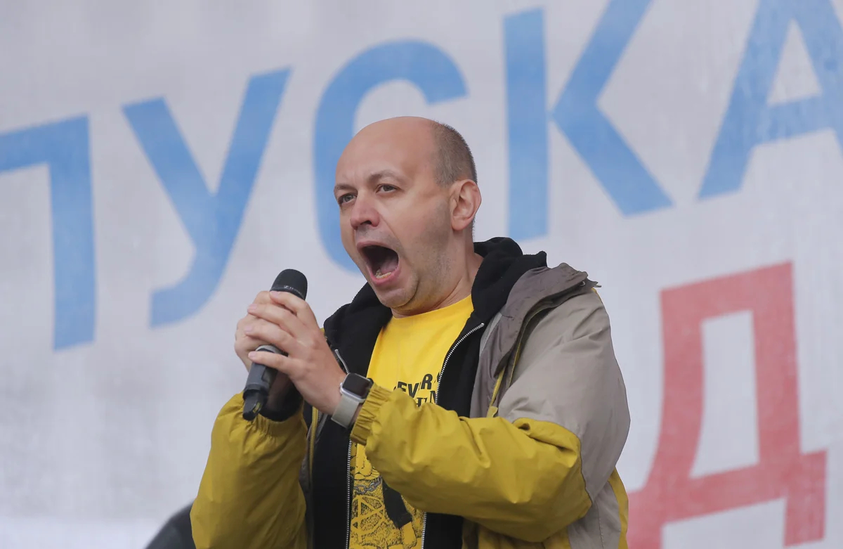 Сергей Смирнов выступает на митинге с требованием допустить оппозиционных кандидатов к участию в выборах в Москве, 10 августа 2019 года. Фото: Максим Шеметов / Reuters / Scanpix / LETA