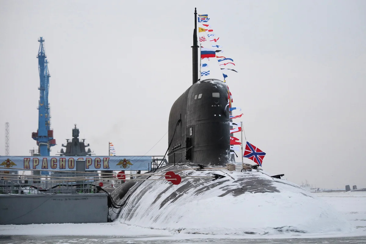 Атомная подводная лодка «Красноярск» во время церемонии поднятия флага на судостроительном заводе в Северодвинске, Архангельская область, 11 декабря 2023 года. Фото: Кирилл Иодас / Спутник / Kremlin / EPA