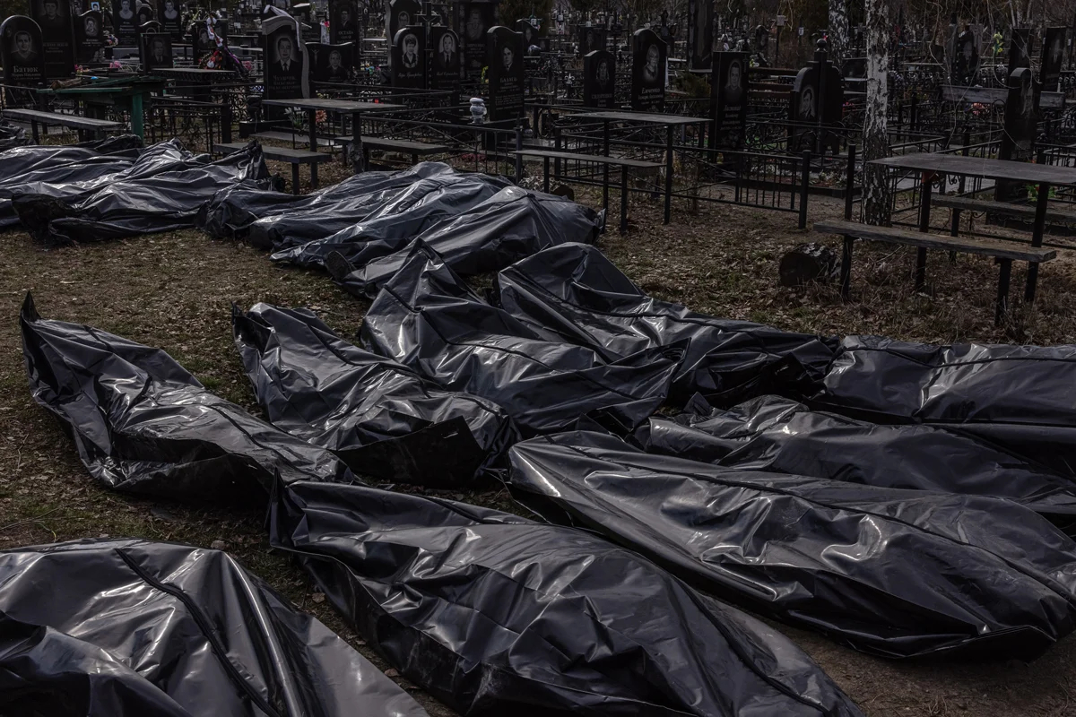Мешки с телами убитых мирных жителей на кладбище в Буче, Киевская область, Украина, 7 апреля 2022 года. Фото: Roman Pilipey / EPA