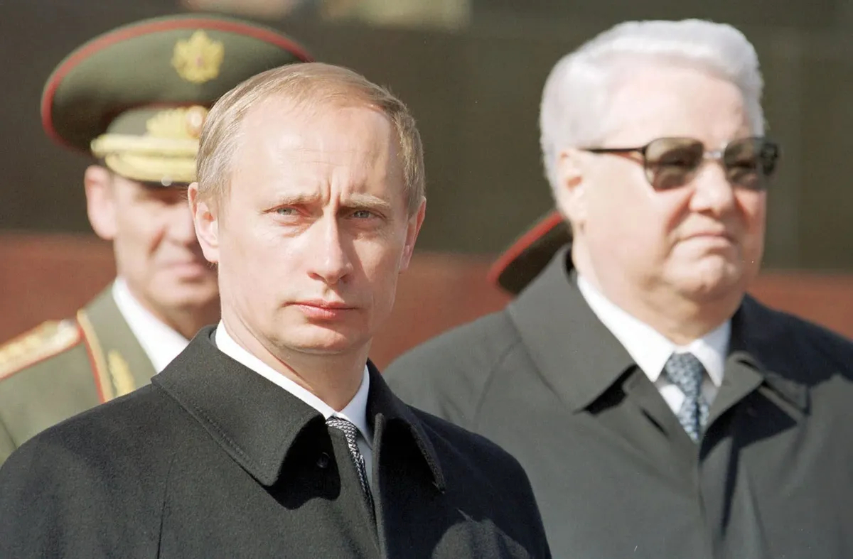 Russian President Vladimir Putin and former president Boris Yeltsin (R) watch the Victory Day military parade on Red Square, 9 May, 2000. Photo: EPA.