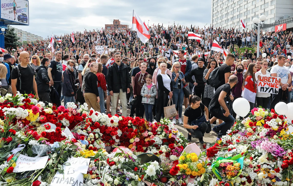 Акция памяти Александра Тарайковского, погибшего во время разгона митинга, на месте его гибели в Минске, Беларусь, 15 августа 2020 года. Фото: EPA