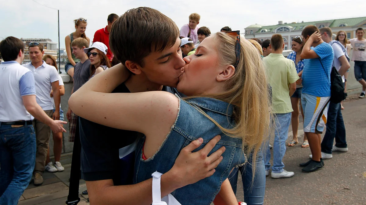 День поцелуев в Москве. Фото: Юрий Кочетков / EPA