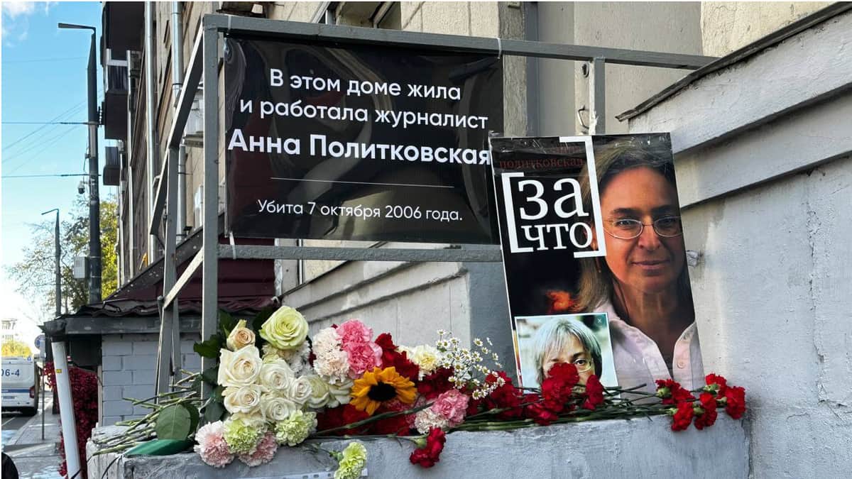 Жители Москвы приносят цветы к дому Политковской
