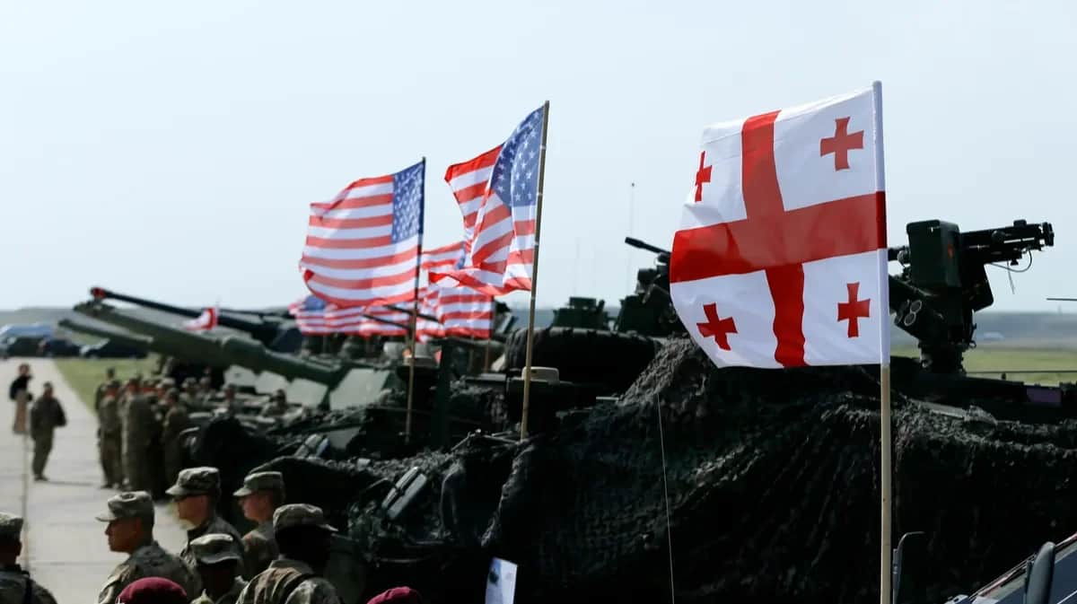 Georgian and US servicemen during joint military exercises at the Vaziani military base, near Tbilisi, Georgia, 30 July 2017. Photo: EPA / ZURAB KURTSIKIDZE