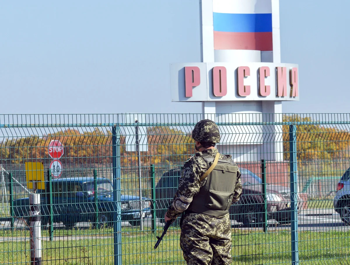 Украинский пограничник на украинско-российской границе, Харьковская область, 15 октября 2014 года. Фото: Sergey Bobok / AFP / Scanpix / LETA