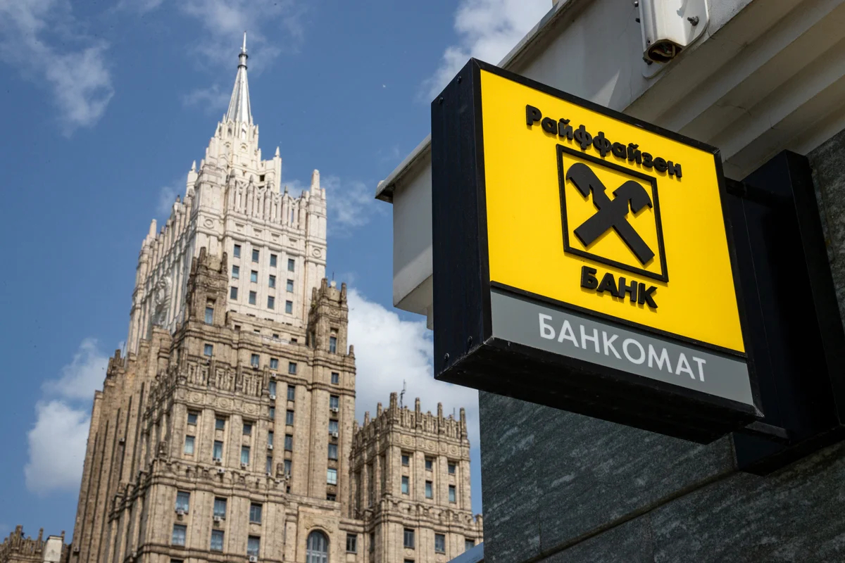Логотип банка Raiffeisen на фоне здания Министерства иностранных дел России, Москва, 21 августа 2023 года. Фото: Юрий Кочетков / EPA