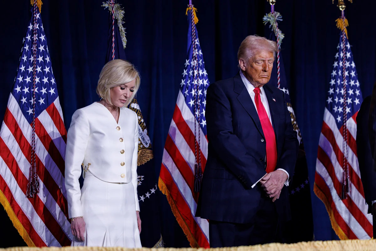 Дональд Трамп и телевангелистка Пола Уайт на Национальном молитвенном завтраке в Конгрессе США, Вашингтон, 6 февраля 2025 года. Фото: Aaron Schwartz / EPA