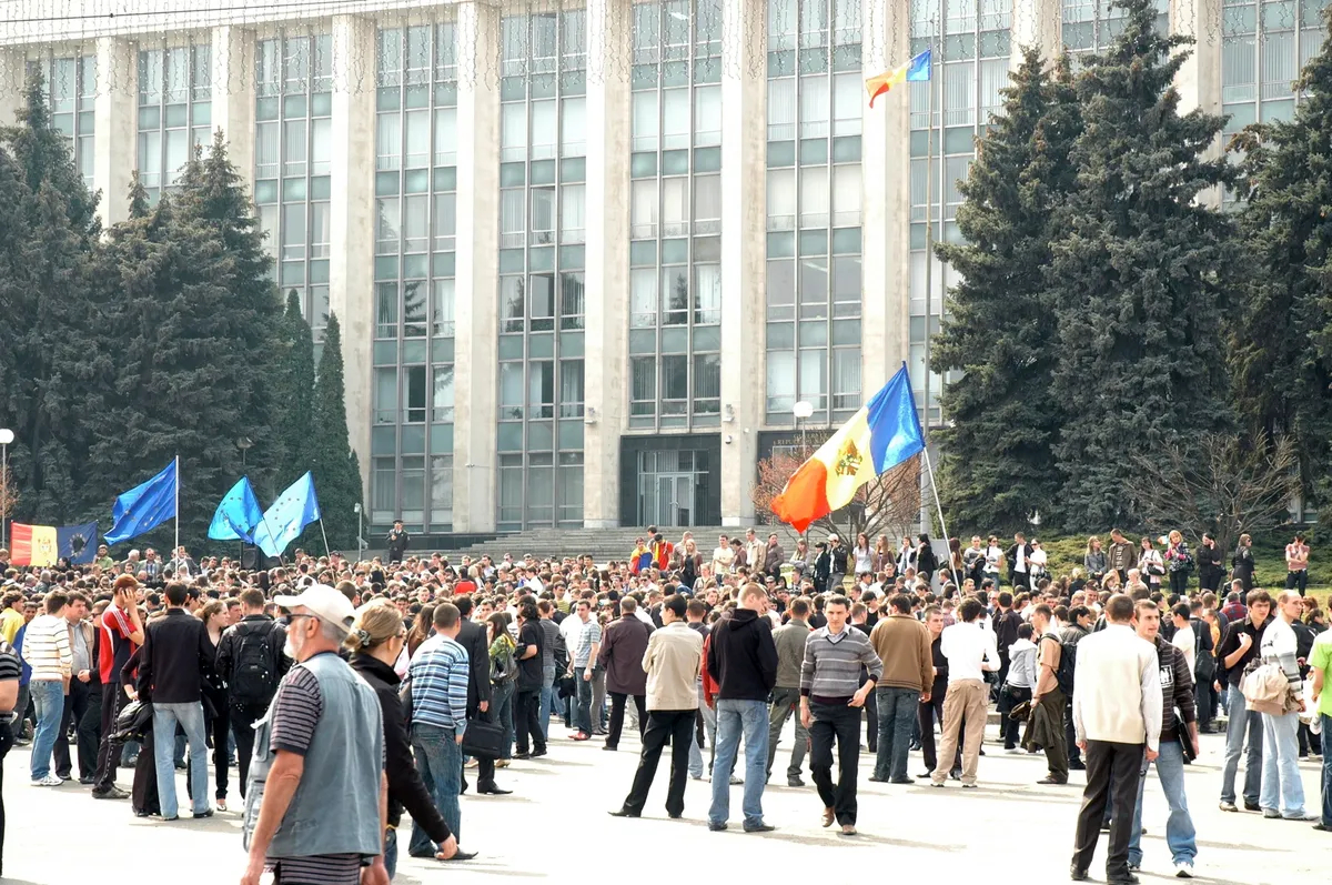 Митингующие с флагами Евросоюза у здания парламента Молдовы, апрель 2009 года. Фото: Wikimedia Commons , CC BY-SA 4.0