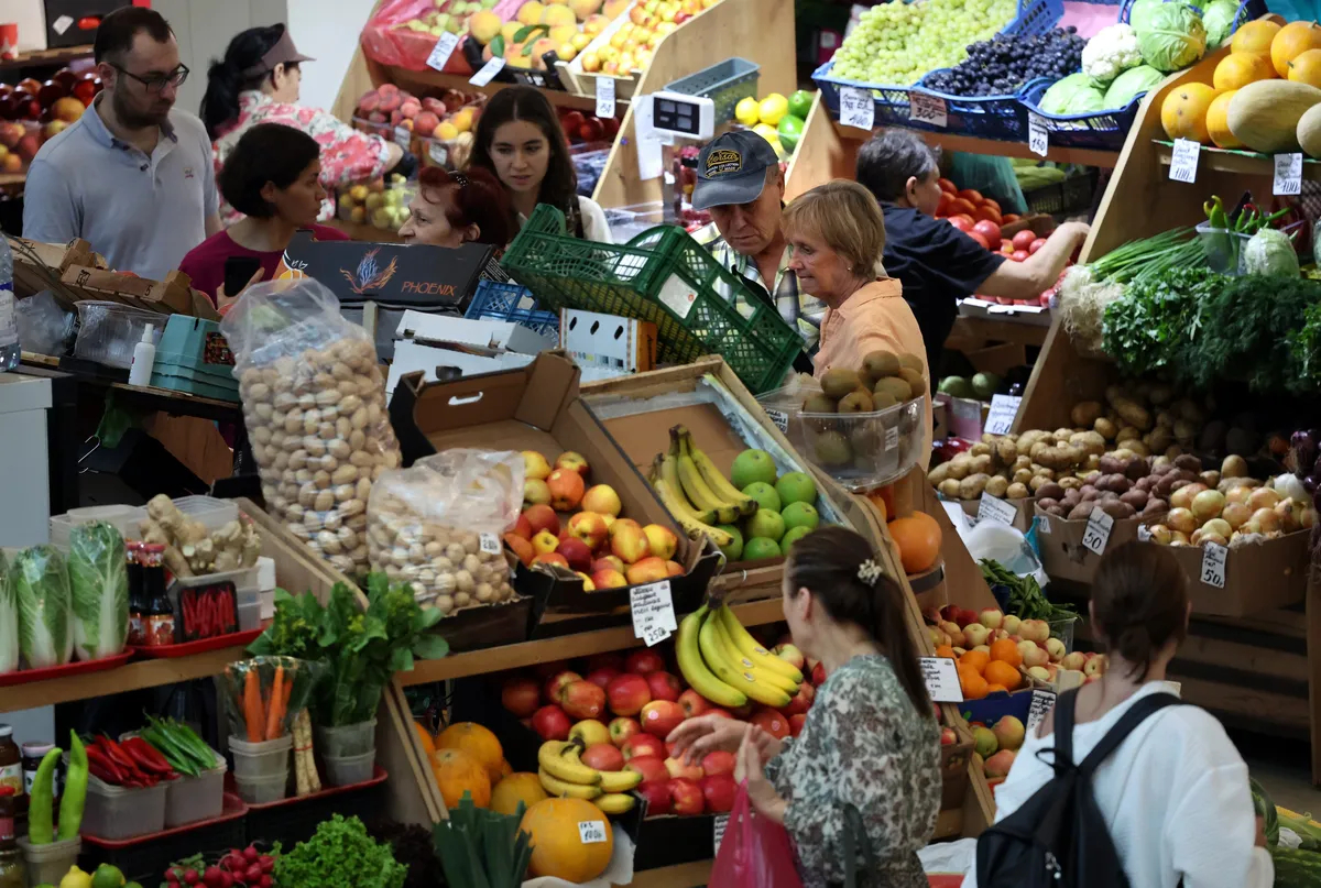 Shoppers at a Moscow food market, 22 July 2025. Photo: EPA/MAXIM SHIPENKOV