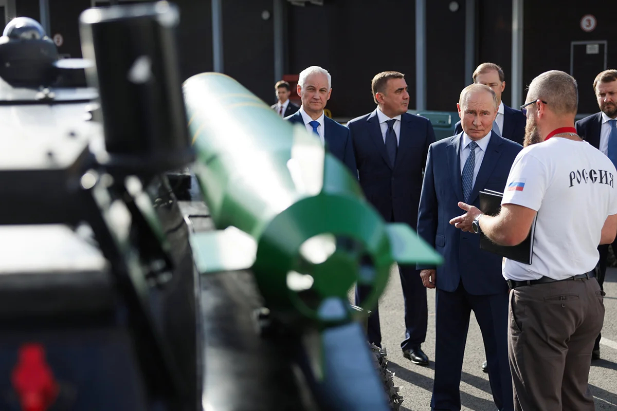 Владимир Путин осматривает российские беспилотные летательные аппараты во время своего визита в Центр специальных технологий (ООО «НТЦ») в Санкт-Петербурге, Россия, 19 сентября 2024 года. Фото: Григорий Сысоев / EPA