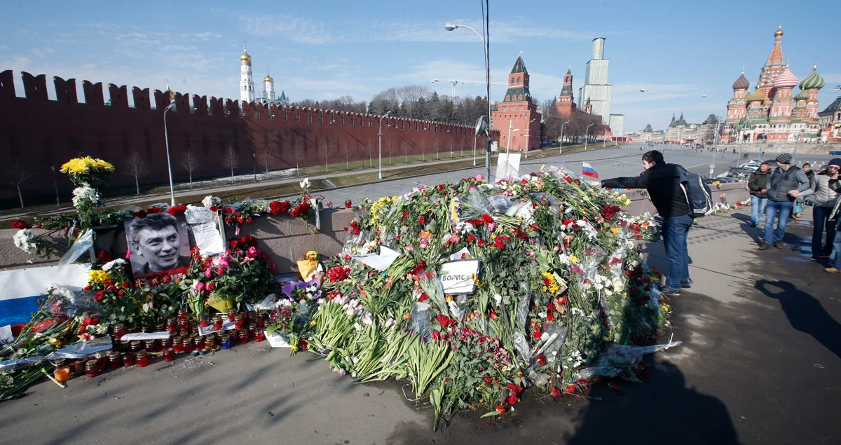 Люди возлагают цветы на месте убийства Бориса Немцова, Москва, 9 марта 2015 года. Фото: Сергей Чириков / EPA
