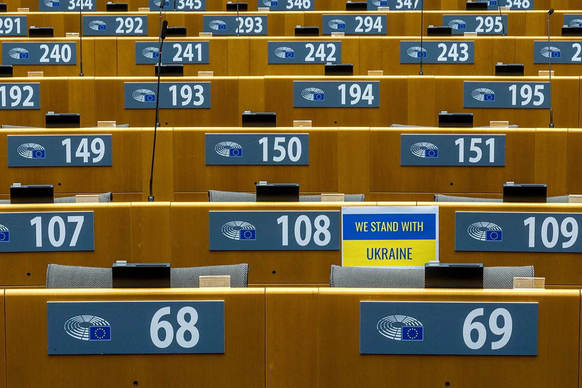 Знак в поддержку Украины рядом с местами депутатов Европарламента в полукруглом зале Европейского парламента, 28 апреля 2023 года, Брюссель. Фото: Omar Havana / Getty Images