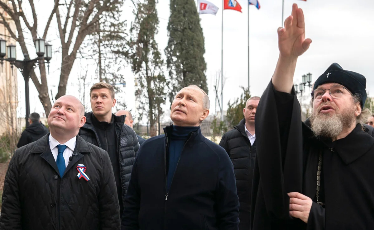 Владимир Путин с Михаилом Развожаевым и митрополитом Тихоном во время посещения историко-археологического парка «Херсонес Таврический». Фото: Анна Садовникова / Kremlin