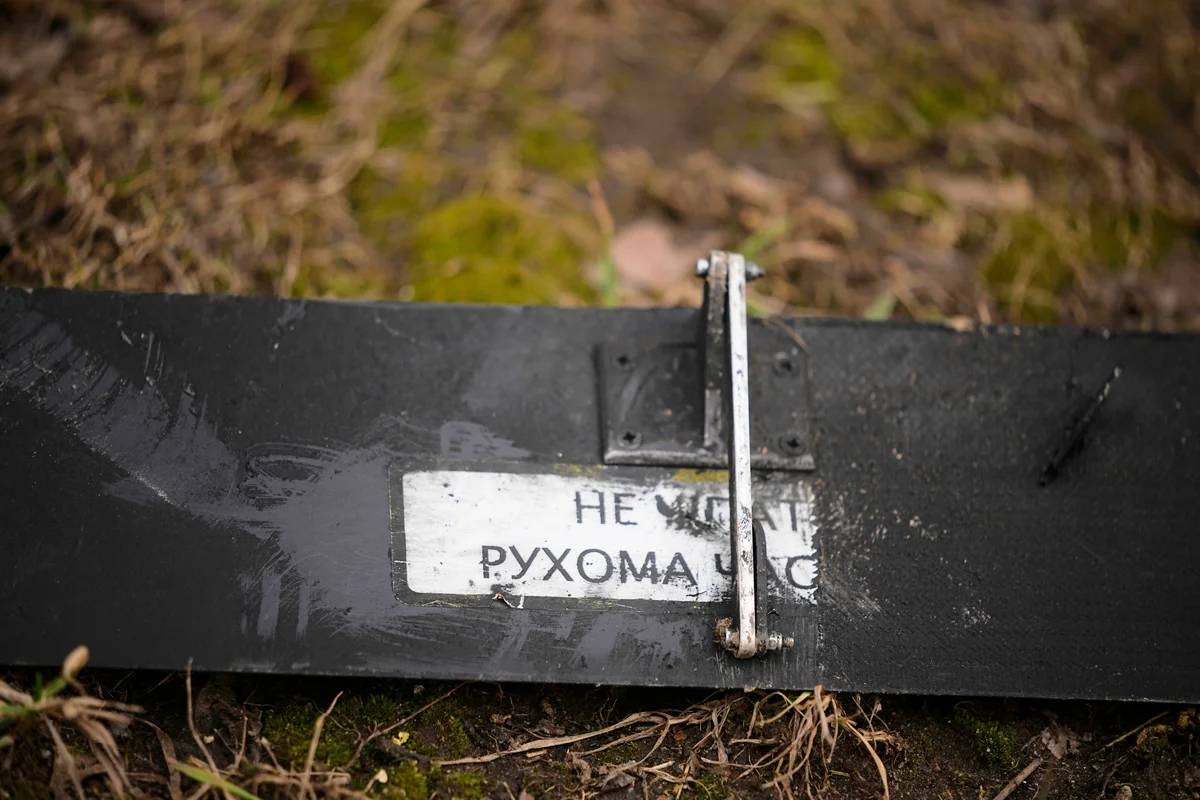 Повреждённый украинский дрон у жилого дома в Сапроново, Московская область, 11 марта 2025 года. Фото: AP Photo / Scanpix / LETA