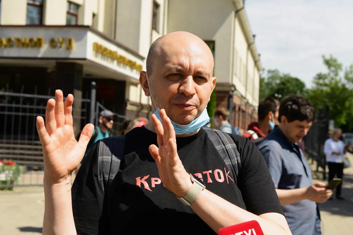 Сергей Смирнов у здания суда после оглашения приговора журналистке Светлане Прокопьевой, обвиняемой в оправдании терроризма из-за текста о теракте в архангельском УФСБ, Псков, 06 июля 2020 года. Фото: Александр Коряков / Коммерсантъ / Sipa USA / Vida Press