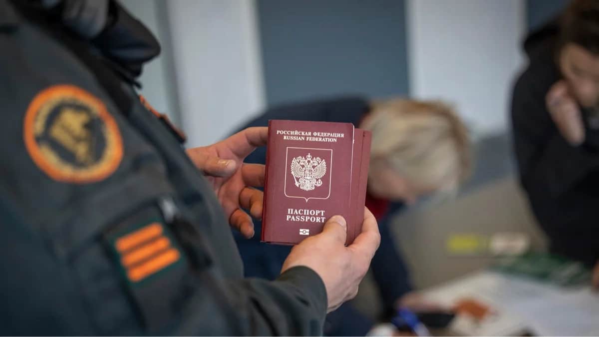 Пограничники проверяют паспорта на финско-российской границе в Нуйямаа, Финляндия, 30 сентября 2022 года. Фото: Juha Metso / EPA