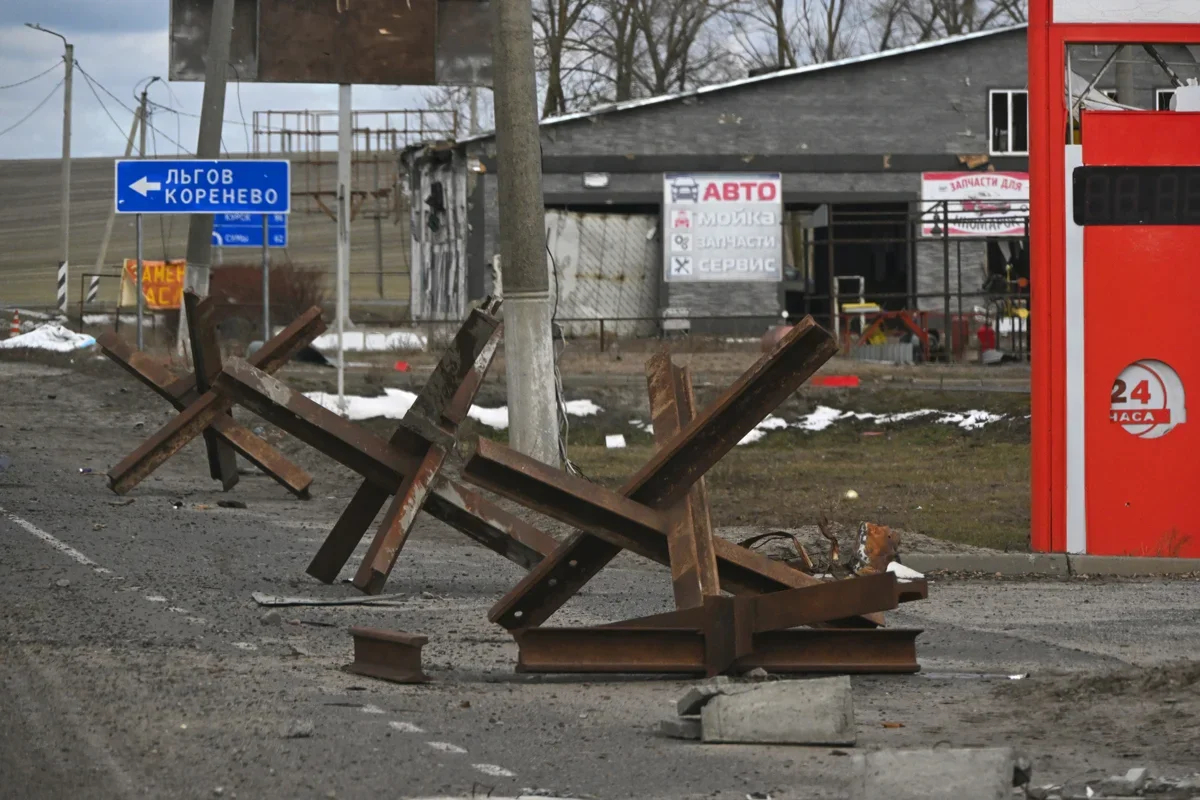 Anti-tank traps at the entrance to Sudzha, 19 March 2025. Photo: Anatoly Zhdanov / Kommersant / Sipa USA / Vida Press