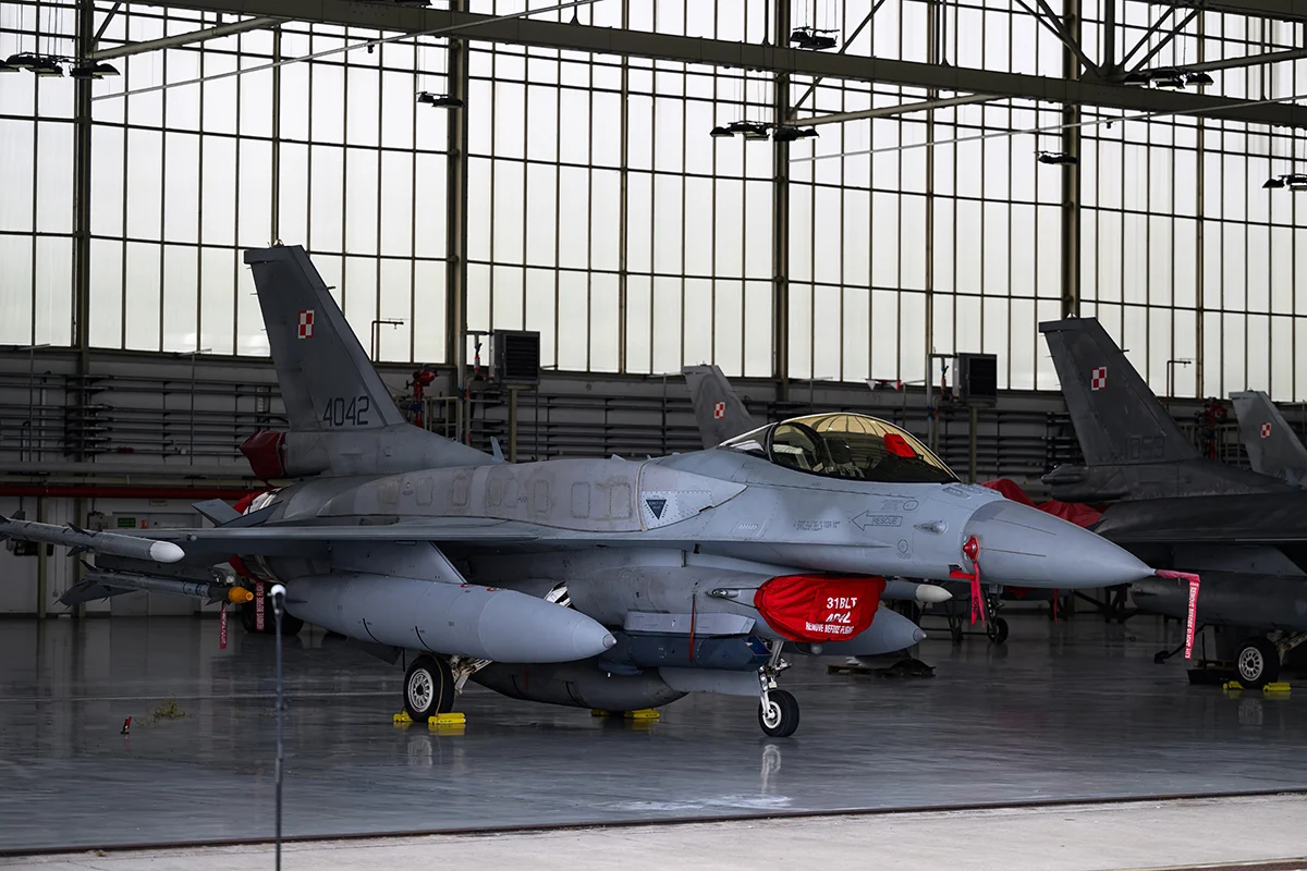 Истребитель F-16 польских ВВС на 31-й тактической авиабазе, Познань — Кшесины, Польша, 11 сентября 2025 года. Фото: Jakub Karczmarczyk