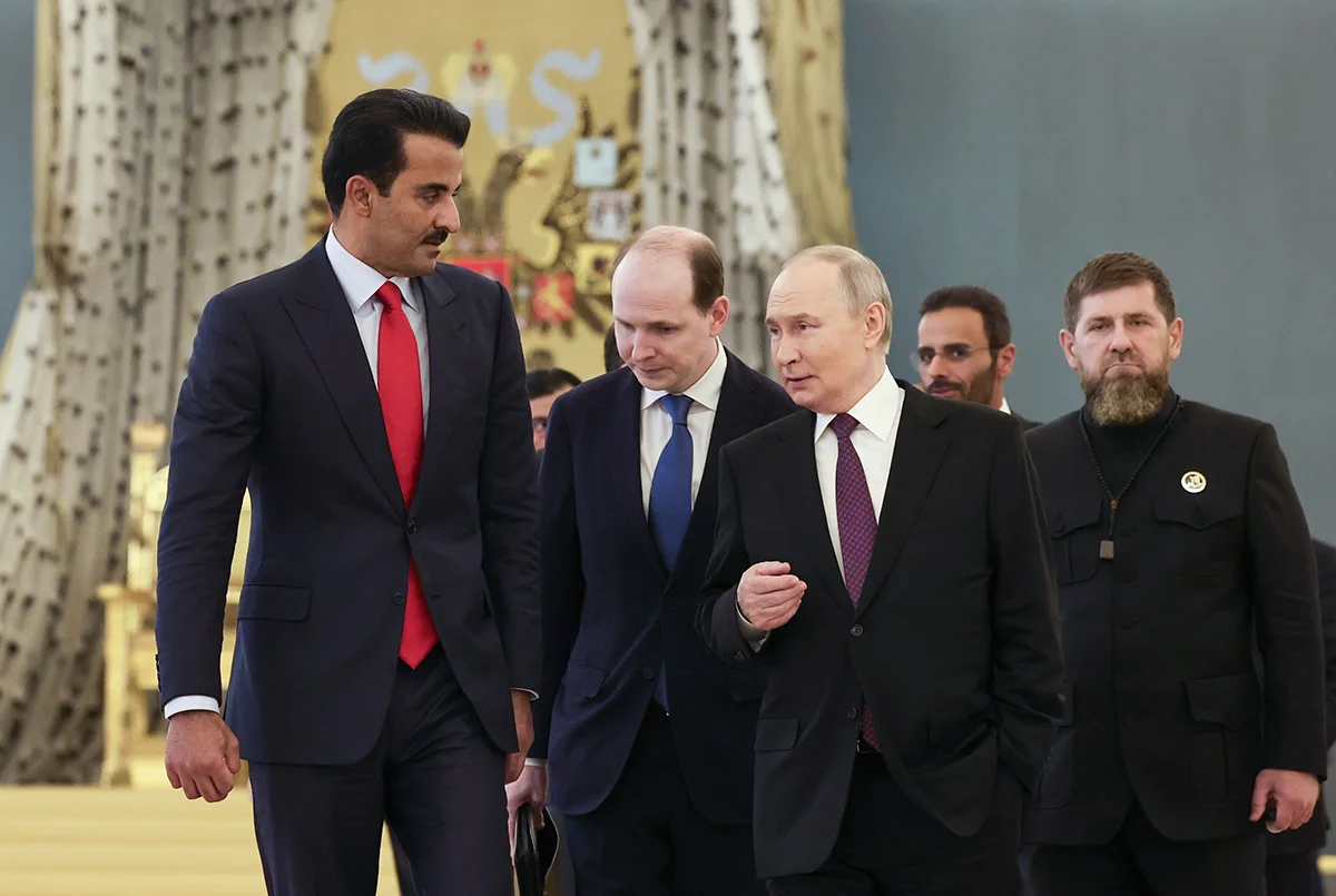 Эмир Катара Тамим бен Хамад Аль Тани и Владимир Путин в сопровождении Рамзана Кадырова после встречи в Кремле в Москве, Россия, 17 апреля 2025 года. Фото: Вячеслав Прокофьев / EPA-EFE