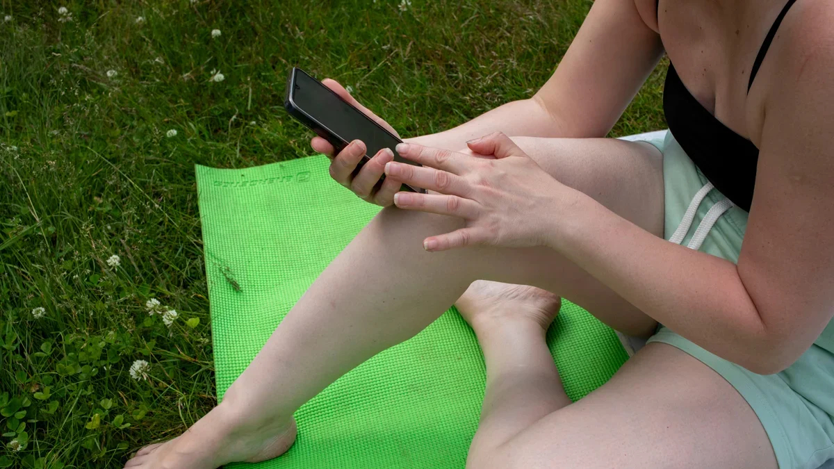 A woman uses her mobile phone. Photo: Novaya Gazeta Europe