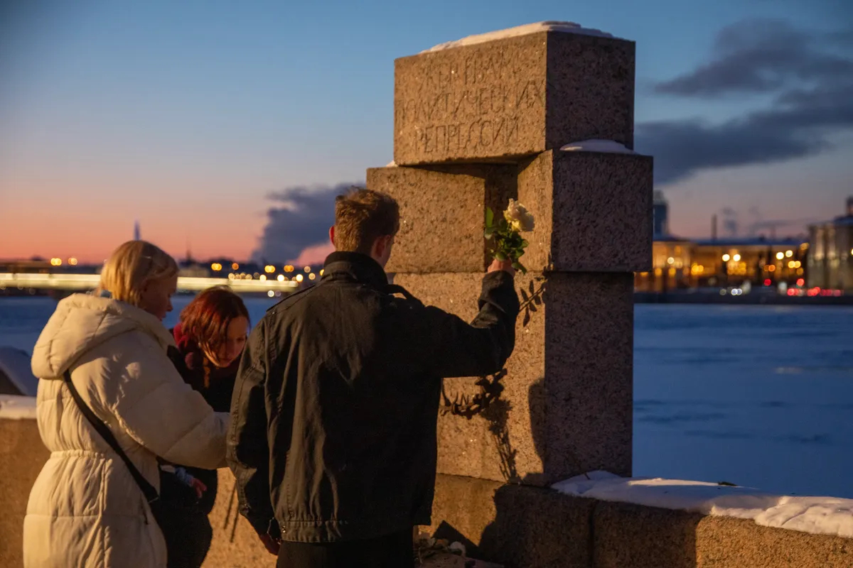 Люди возлагают цветы у мемориала жертвам политических репрессий в Санкт-Петербурге, 16 февраля 2025 года. Фото: Дмитрий Цыганов / «Новая газета Европа»
