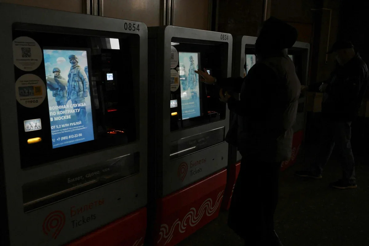 Digital advertising urges men to enlist in the Russian military on the Moscow metro, 30 September 2024. Photo: Natalia Kolesnikova / AFP / Scanpix / LETA
