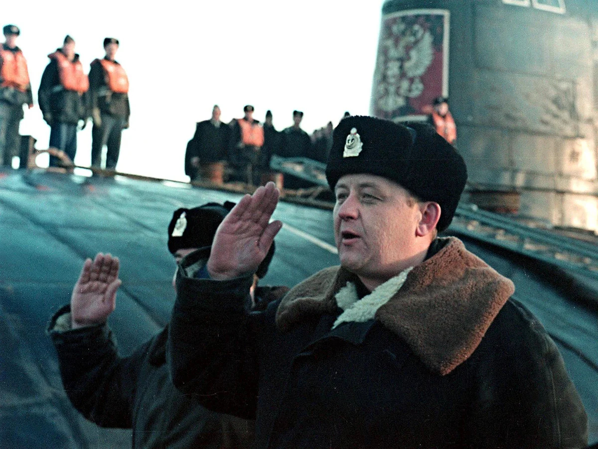 Командир «Курска» Геннадий Лячин после возвращения подводной лодки из похода в Средиземном море, 19 октября 1999 года. Фото: EPA
