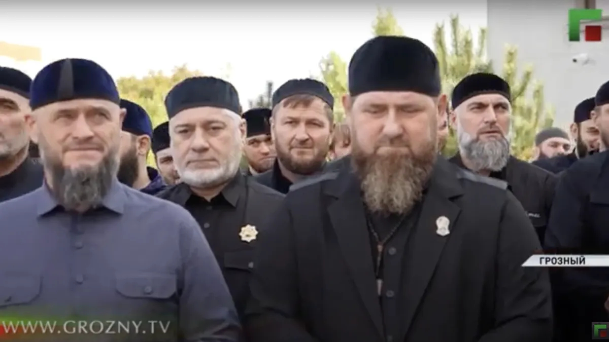Дядя Кадырова Магомед и сам Кадыров на открытии мечети в Грозном в октябре 2023 года. Фото: grozny.tv