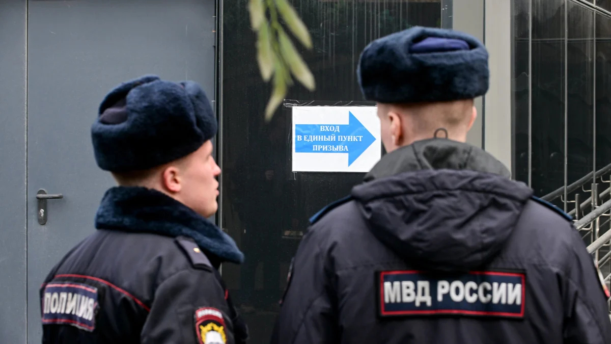 Полицейские у пункта призыва, Москва, 1 апреля 2025 года. Фото: Сергей Киселев / АГН «Москва»