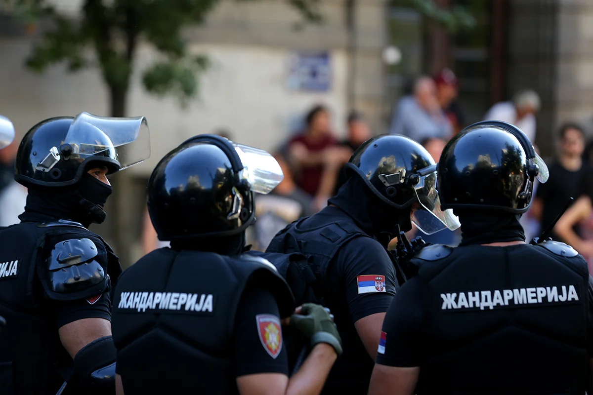 Сотрудники спецназа после устранения дорожной блокады, организованной студентами и антиправительственными демонстрантами в Белграде, Сербия, 1 июля 2025 года. Фото: Andrej Cukic / EPA