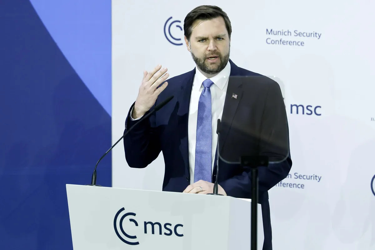 Вице-президент США Джей Ди Вэнс выступает на 61-й Мюнхенской конференции по безопасности (MSC), Германия, 14 февраля 2025 года. Фото: R onald Wittek / EPA-EFE