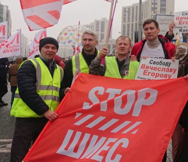 Евгений Абакумов (второй слева) и политик Дмитрий Гудков (справа) на митинге на проспекте Сахарова в Москве в 2019 году. Фото: «ВКонтакте».