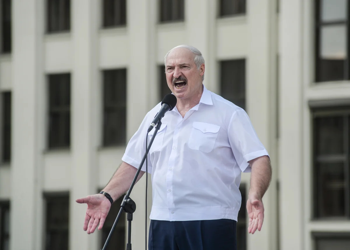 Александр Лукашенко обращается к своим сторонникам на митинге в Минске, 16 августа 2020 года. Фото: Yauneh Yerchak / EPA