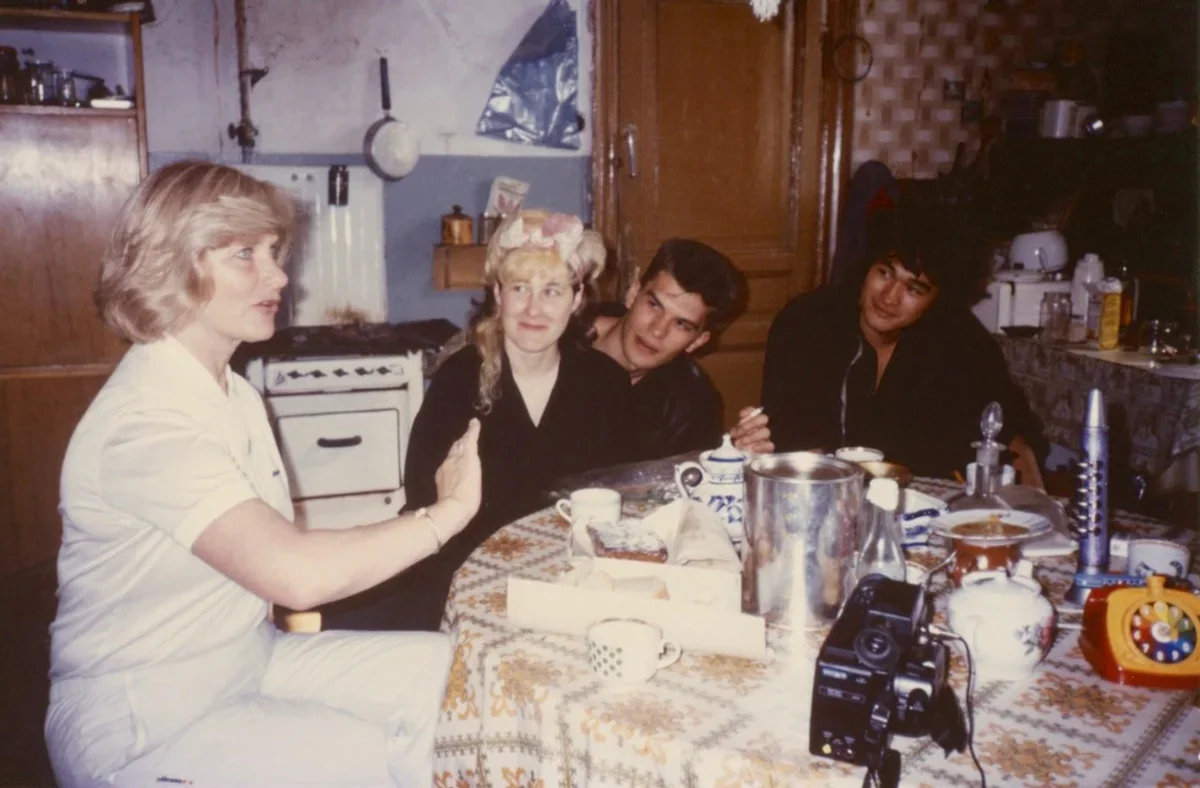 Joanna’s mother, Joanna, Yury Kasparyan and Viktor Tsoi sit around a kitchen table in Leningrad, 1987. Photo: Joanna Stingray