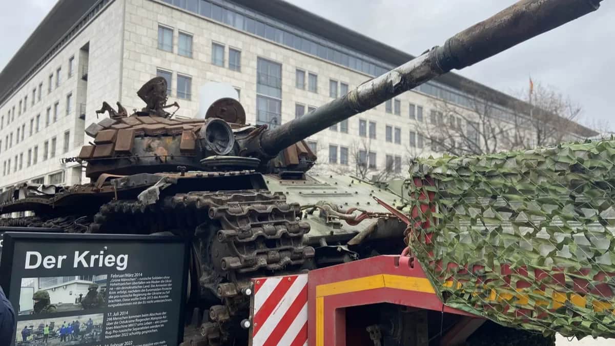 Berlin: Russian tank destroyed by Ukrainian forces near Kyiv installed in front of Russian Embassy