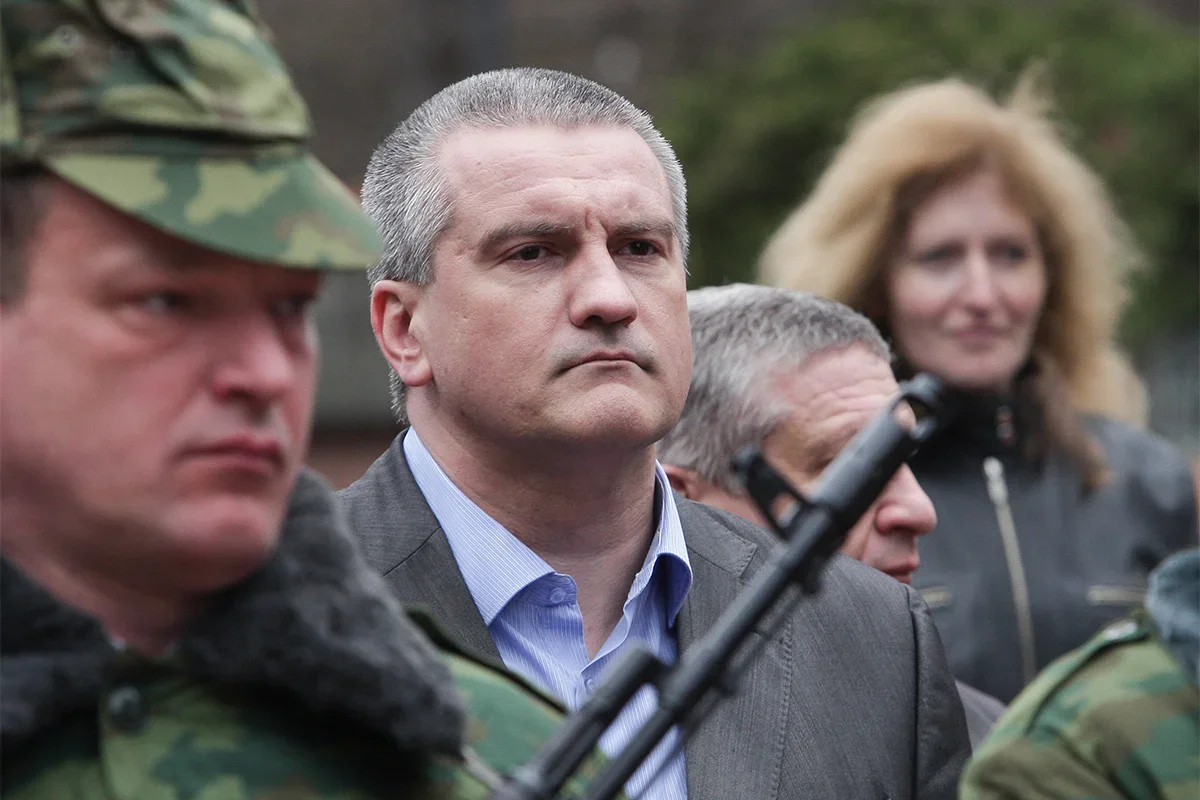 Russia-installed head of Crimea Sergey Aksyonov arrives for a swearing-in ceremony alongside Crimean “self-defence” soldiers in Simferopol, 8 March 2014. Photo: EPA/ARTUR SHVARTS