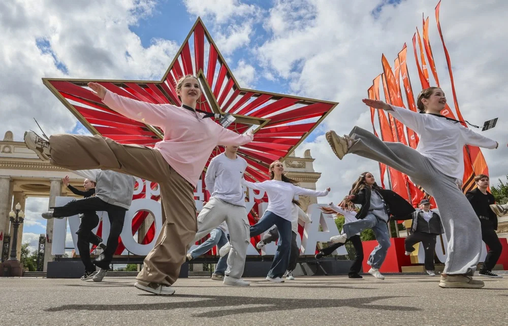 Teenagers dance in front of a star installed to mark Victory Day in Moscow, Russia, 5 May 2025. Photo: EPA/YURI KOCHETKOV